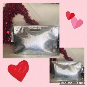 💗SILVER METALLIC ZIPPERED CLUTCH HANDBAG💗 NWOT